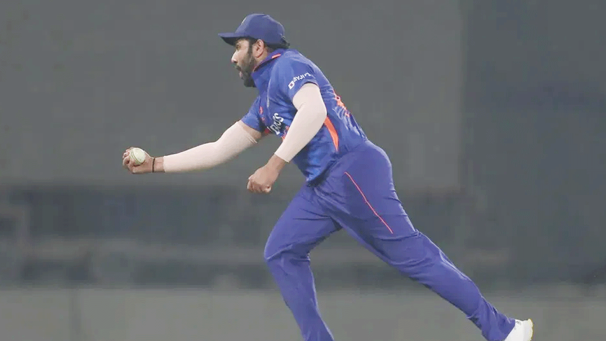 IND vs NZ | रोहित शर्मा ने किया कमाल, पीछे भागते हुए 1 हाथ से लपका शानदार कैच