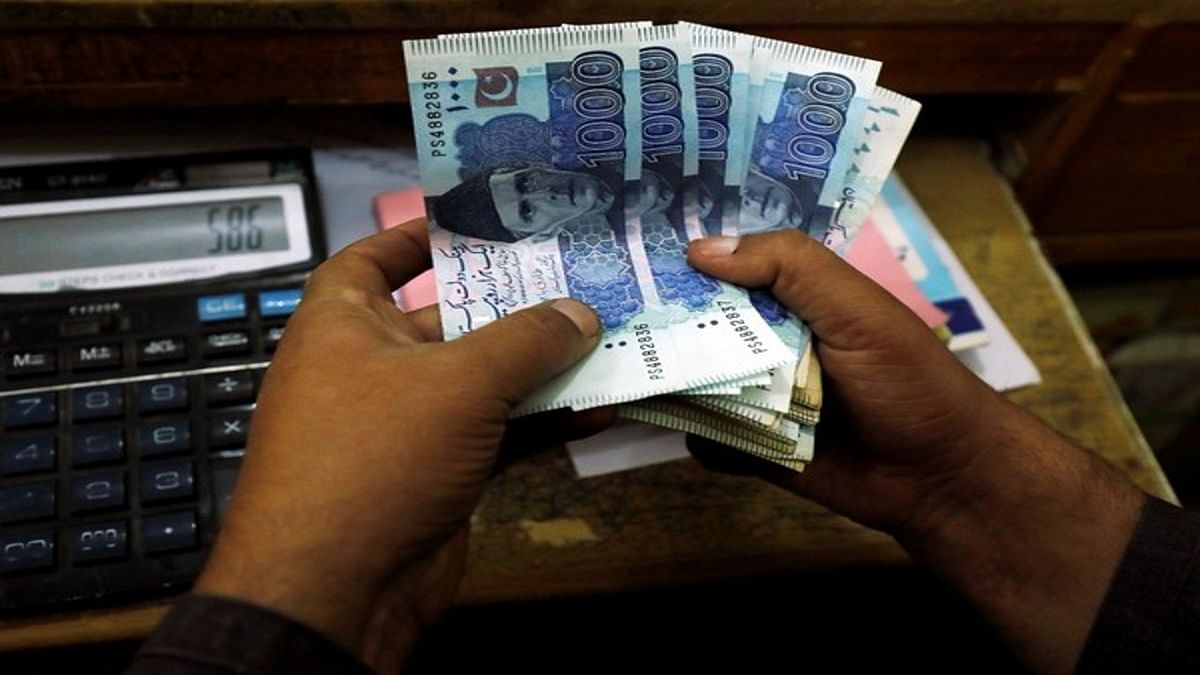 पाकिस्तानी रुपये में 20 साल में सबसे बड़ी गिरावट, अमेरिकी डॉलर के मुकाबले औंधे मुंह गिरा