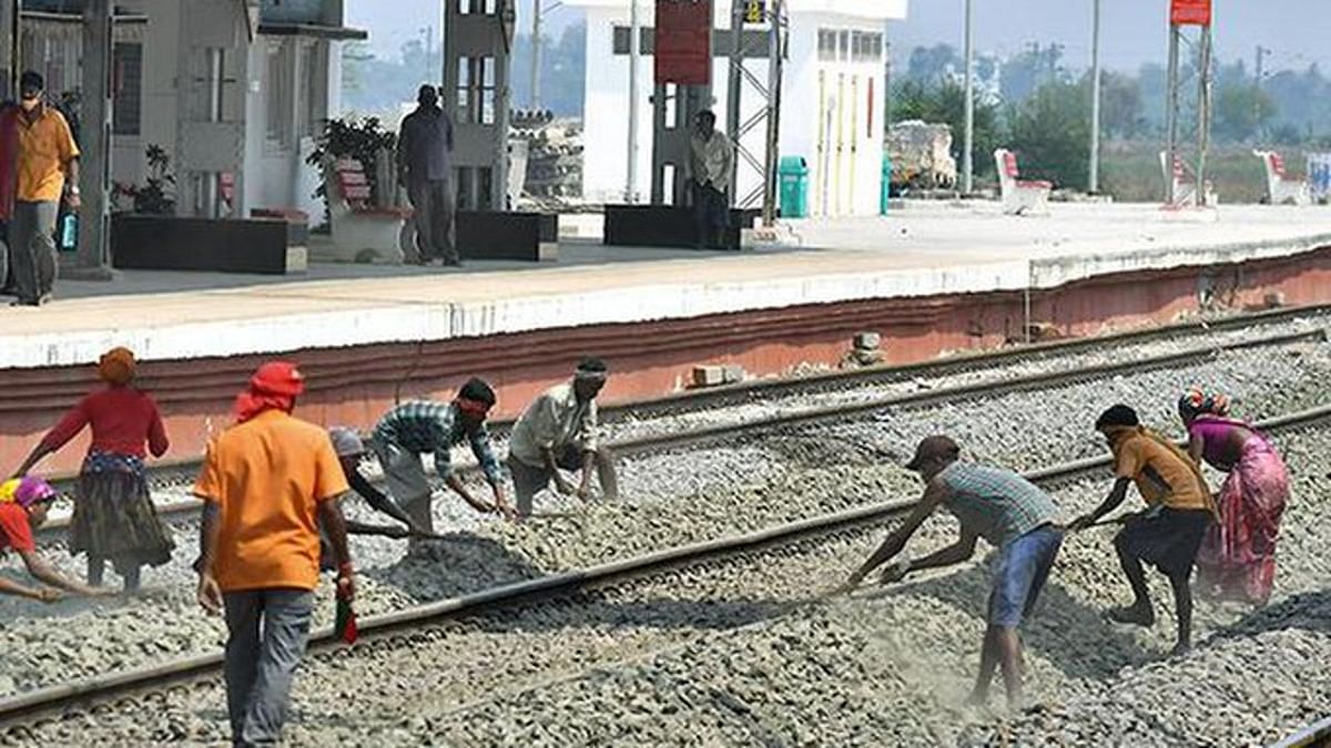 सरकार ने अलग से पेश होने वाले रेल बजट को कर दिया समाप्त, अब केंद्रीय बजट में कहां खड़ा है भारतीय रेलवे?