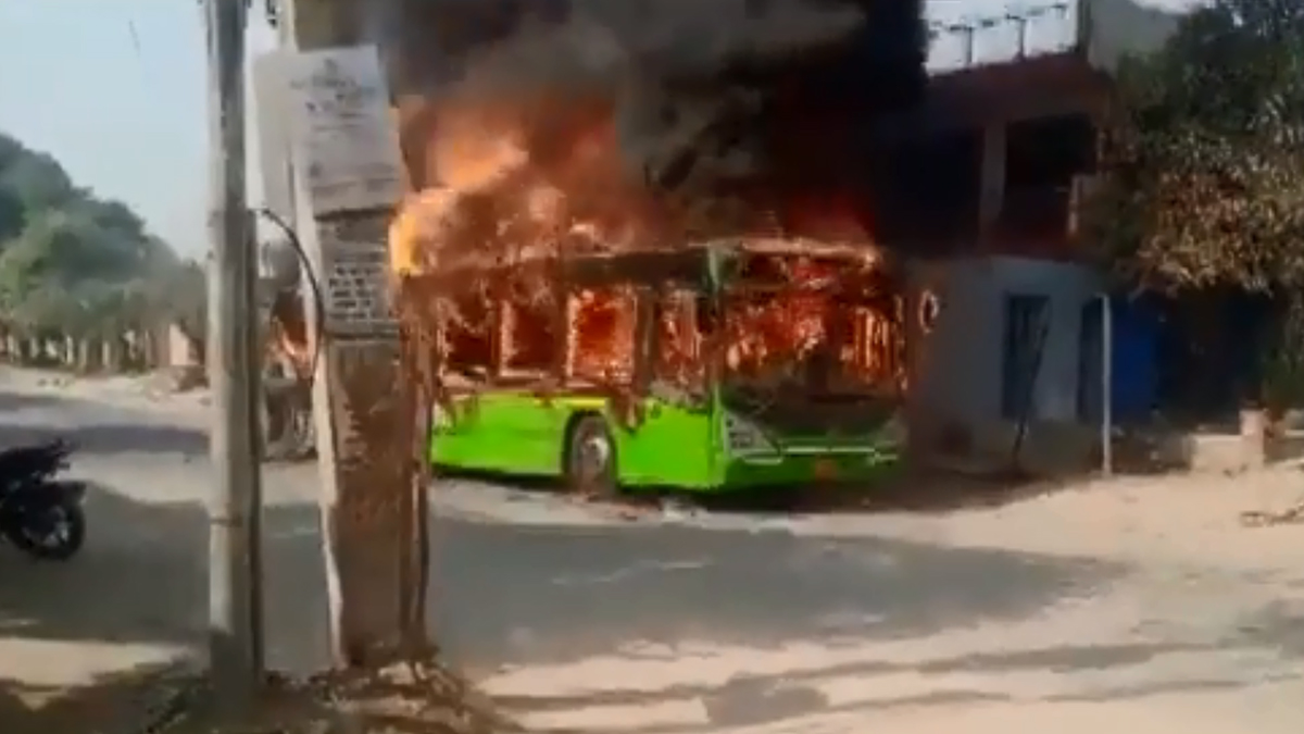Delhi Bus Fire | दिल्ली के कंझावला में DTC की बस में लगी आग, कोई हताहत नहीं