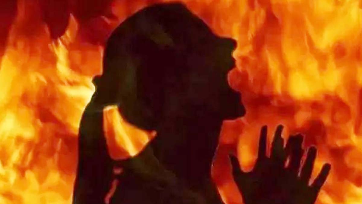 Delhi Crime | दिल्ली में सनसनीखेज वारदात! शख्स ने अपनी लिव-इन पार्टनर को तारपीन का तेल डालकर जलाया, अस्पताल में मौत