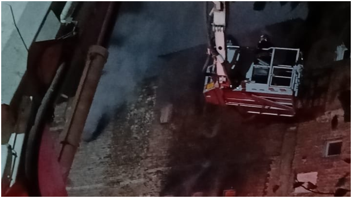 Delhi Factory Fire | दिल्ली के करमपुरा में फैक्ट्री में आग लगने से मचा हड़कंप, फायर ब्रिगेड की 27 गाड़ियां मौके पर