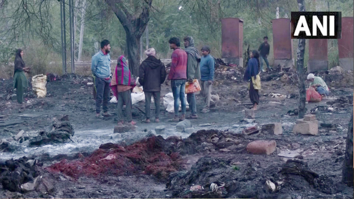 Delhi Fire | दिल्ली: पंजाबी बाग के ट्रांसपोर्ट नगर की झुग्गियों में लगी भयंकर आग, कोई हताहत नहीं