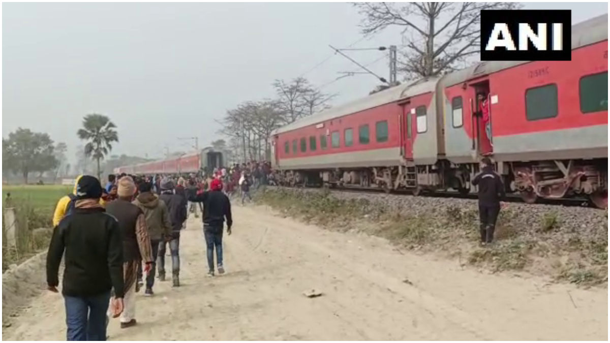 Satyagraha Express Accident | बिहार में चलती सत्याग्रह एक्सप्रेस की कई बोगियां हुई अलग, यात्रियों में मची अफरातफरी का सामने आया VIDEO