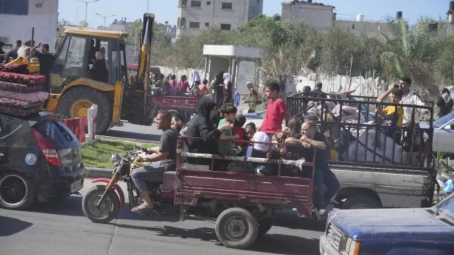 गाजा छोड़कर सुरक्षित ठिकानों की ओर जाते फिलिस्तीनी नागरिक।- India TV Hindi