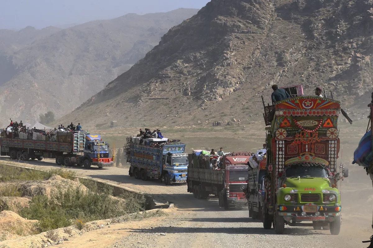 पाकिस्तान अफगान बॉर्डर की ओर बढ़ रहे अफगानी लोग।- India TV Hindi