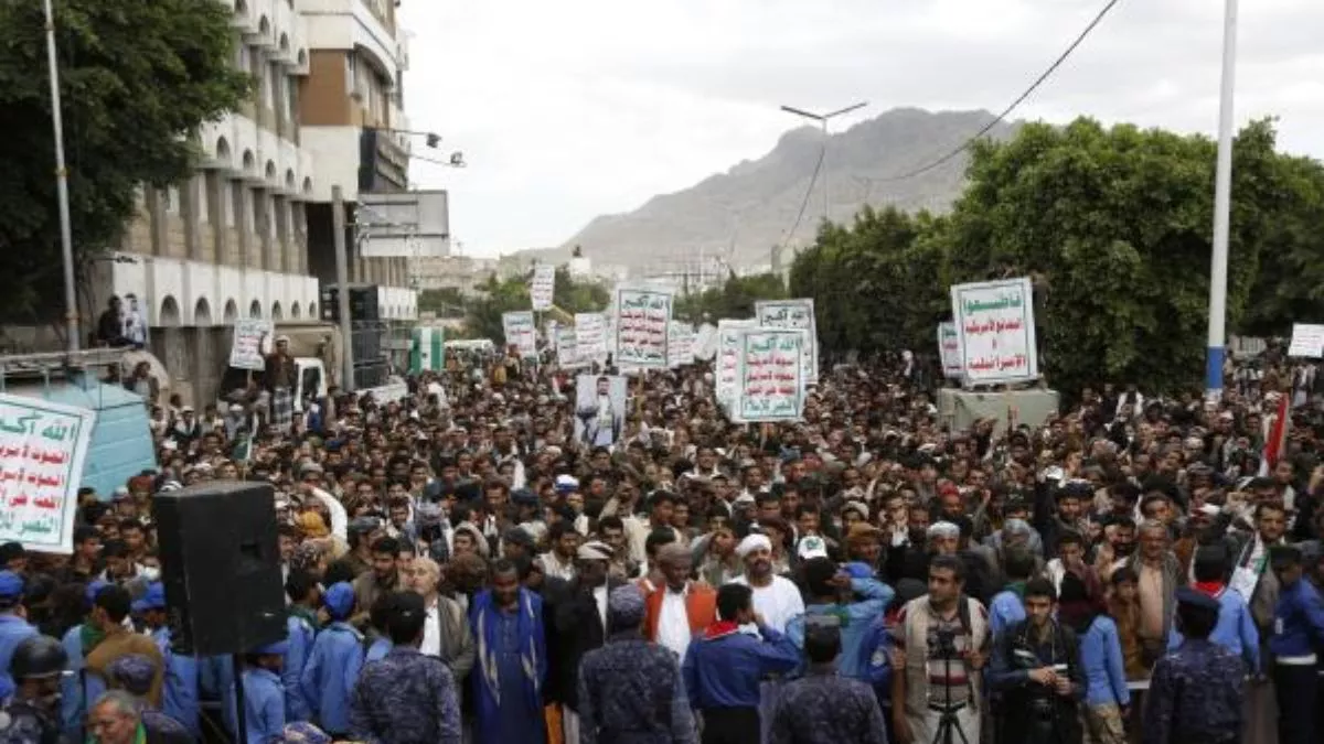 यमन में सड़कों पर जुटे हूती विद्रोही।- India TV Hindi